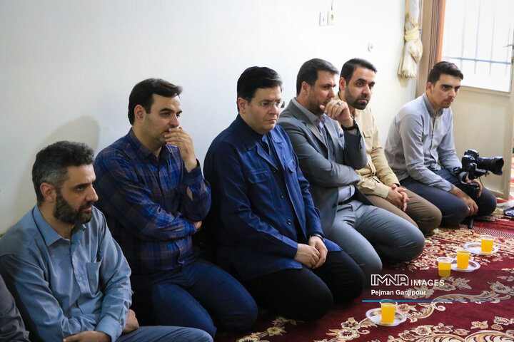 حضور مدیران شهری در منزل شهید سازمان حمل‌و‌نقل بار شهرداری اصفهان