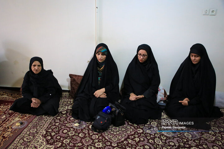 حضور مدیران شهری در منزل شهید سازمان حمل‌و‌نقل بار شهرداری اصفهان