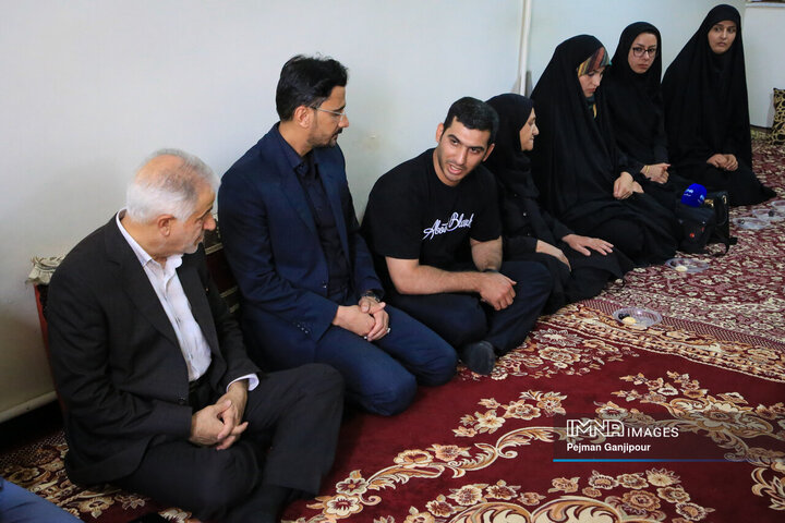 حضور مدیران شهری در منزل شهید سازمان حمل‌و‌نقل بار شهرداری اصفهان