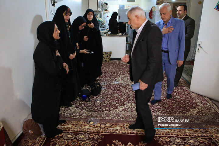 حضور مدیران شهری در منزل شهید سازمان حمل‌و‌نقل بار شهرداری اصفهان