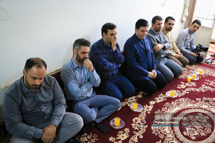 حضور مدیران شهری در منزل شهید سازمان حمل‌و‌نقل بار شهرداری اصفهان