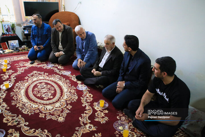 حضور مدیران شهری در منزل شهید سازمان حمل‌و‌نقل بار شهرداری اصفهان