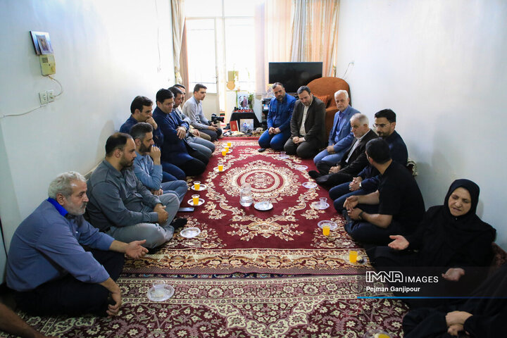 حضور مدیران شهری در منزل شهید سازمان حمل‌و‌نقل بار شهرداری اصفهان