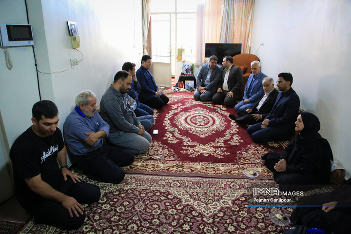 حضور مدیران شهری در منزل شهید سازمان حمل‌و‌نقل بار شهرداری اصفهان