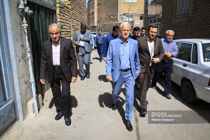 حضور مدیران شهری در منزل شهید سازمان حمل‌و‌نقل بار شهرداری اصفهان