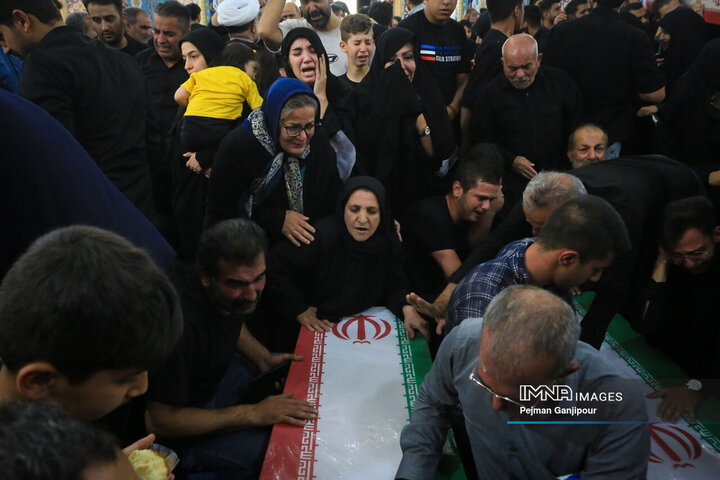 وداع با شهدای تجاوز رژیم صهیونیستی به کشور در حسینیه بنی‌فاطمه اصفهان