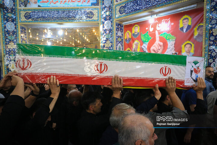 وداع با شهدای تجاوز رژیم صهیونیستی به کشور در حسینیه بنی‌فاطمه اصفهان