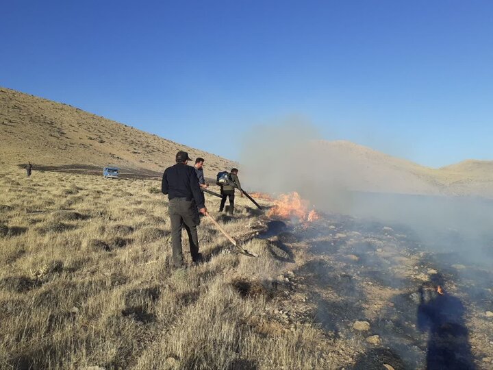 اطفاء حریق یکصد هکتار از مراتع روستای رودآباد سمیرم