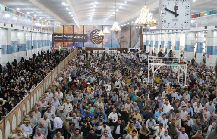 فیلم | صفوف طولانی مردم دیار کریمان در نماز جمعه