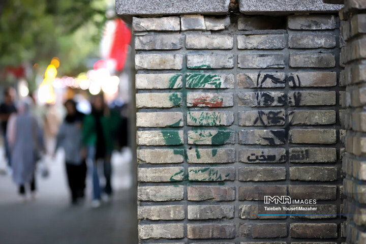 نقش اتحاد، اقتدار و ایستادگی بر دیوار