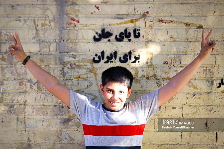 نقش اتحاد، اقتدار و ایستادگی بر دیوار