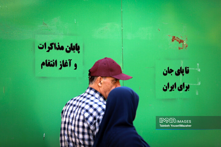 نقش اتحاد، اقتدار و ایستادگی بر دیوار