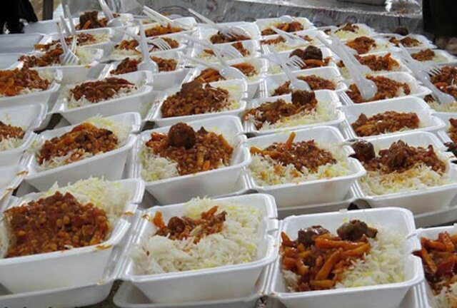 طبخ روزانه ۲۰۰ پرس غذای رایگان برای مسافران گلستانی