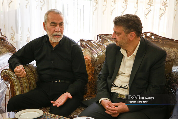 حضور مدیران شهری اصفهان در منزل شهید پاسدار عمران رفیعی