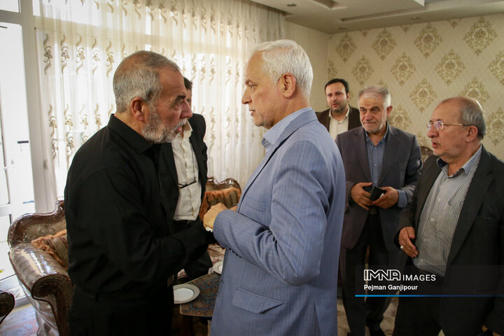 حضور مدیران شهری اصفهان در منزل شهید پاسدار عمران رفیعی