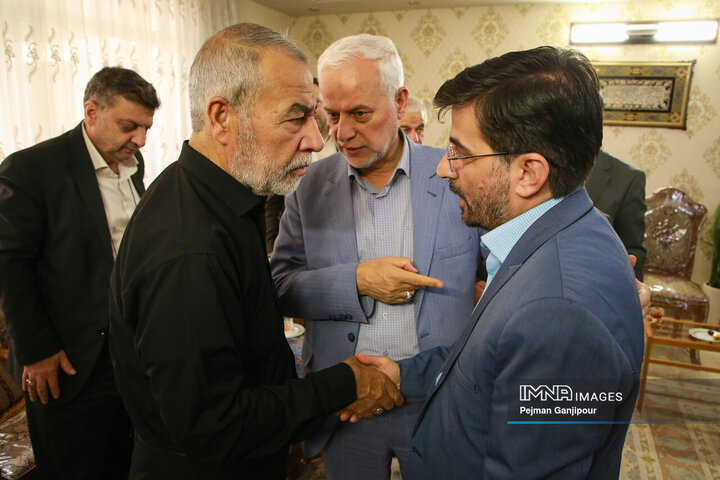حضور مدیران شهری اصفهان در منزل شهید پاسدار عمران رفیعی