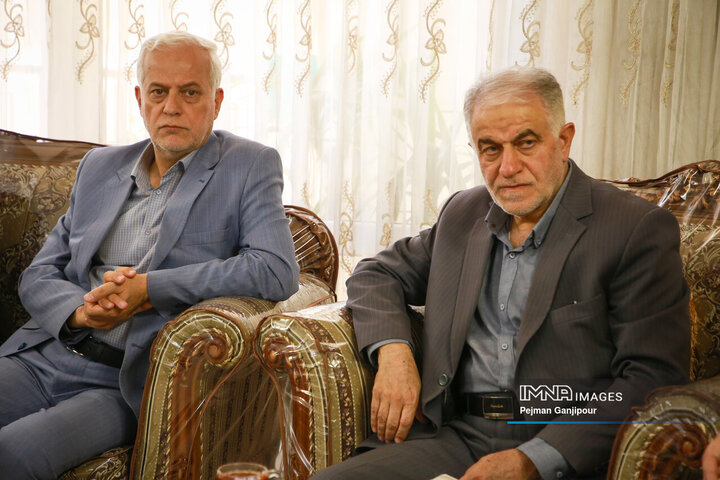 حضور مدیران شهری اصفهان در منزل شهید پاسدار عمران رفیعی