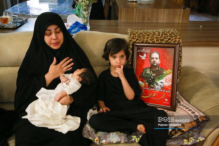 حضور مدیران شهری اصفهان در منزل شهید پاسدار عمران رفیعی