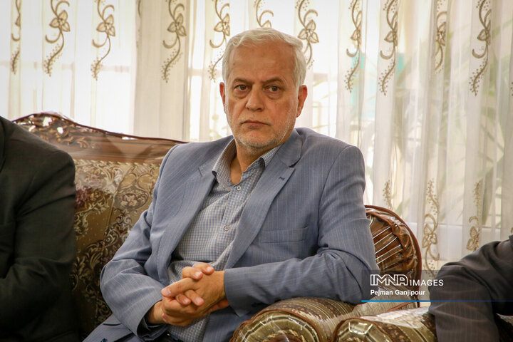 حضور مدیران شهری اصفهان در منزل شهید پاسدار عمران رفیعی