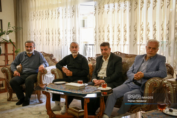 حضور مدیران شهری اصفهان در منزل شهید پاسدار عمران رفیعی