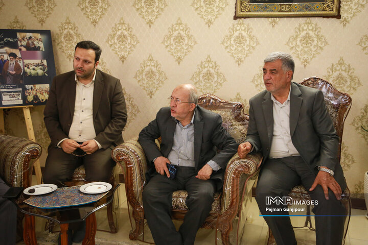حضور مدیران شهری اصفهان در منزل شهید پاسدار عمران رفیعی
