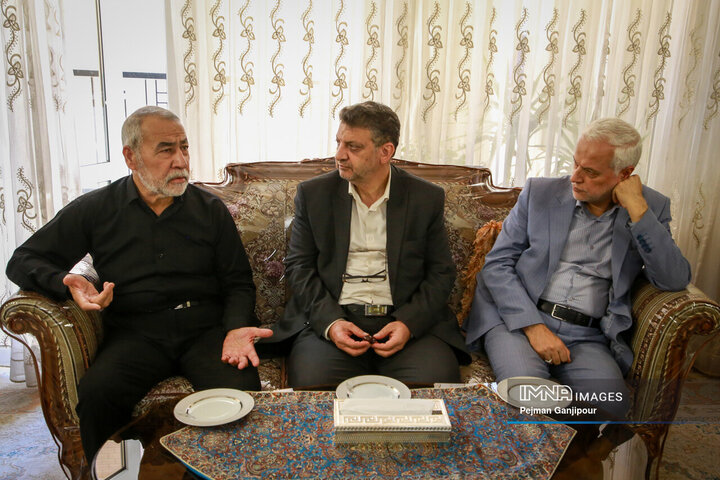 حضور مدیران شهری اصفهان در منزل شهید پاسدار عمران رفیعی