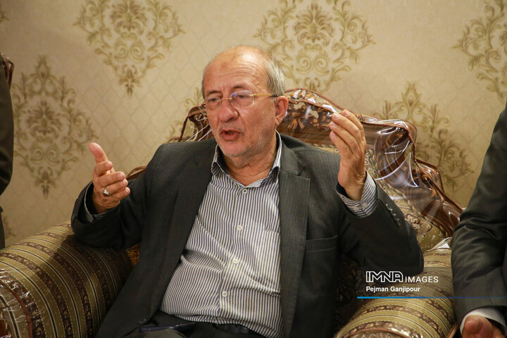 حضور مدیران شهری اصفهان در منزل شهید پاسدار عمران رفیعی