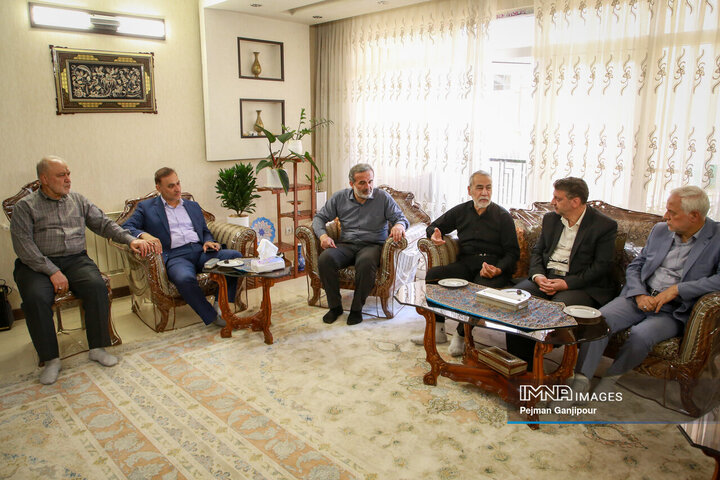 حضور مدیران شهری اصفهان در منزل شهید پاسدار عمران رفیعی