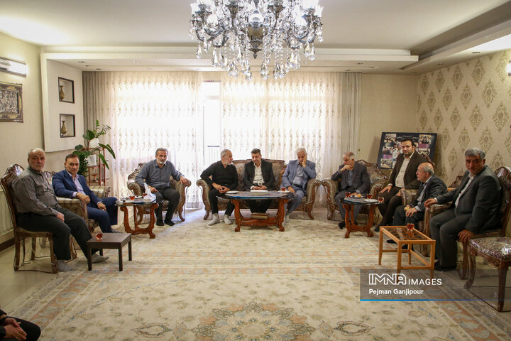 حضور مدیران شهری اصفهان در منزل شهید پاسدار عمران رفیعی