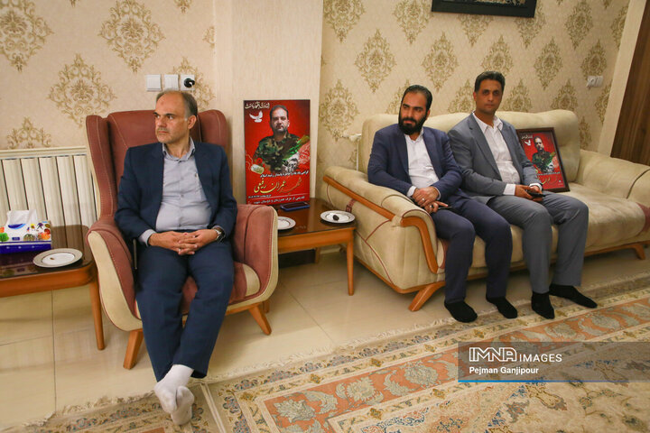 حضور مدیران شهری اصفهان در منزل شهید پاسدار عمران رفیعی