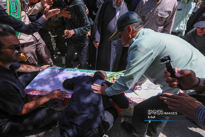 تشییع پیکر مطهر شهید «حسن آقایی» در اراک