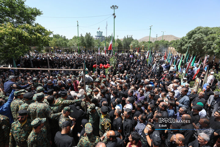 تشییع پیکر مطهر شهید «حسن آقایی» در اراک