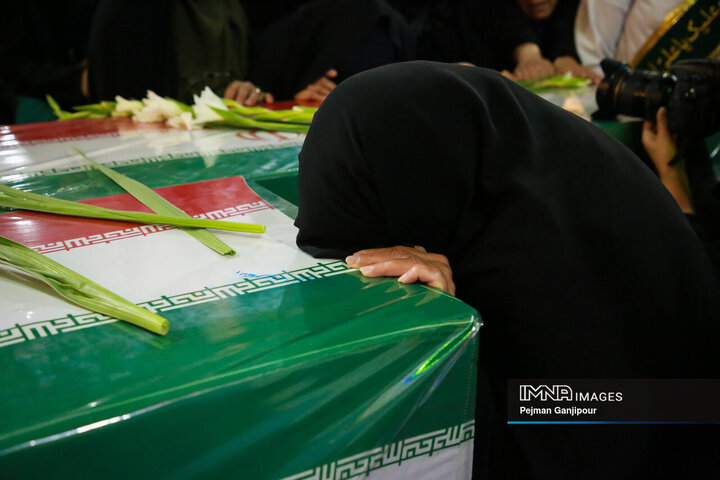 وداع زائران و مجاوران حرم رضوی با پیکر شهید اقتدار و امنیت