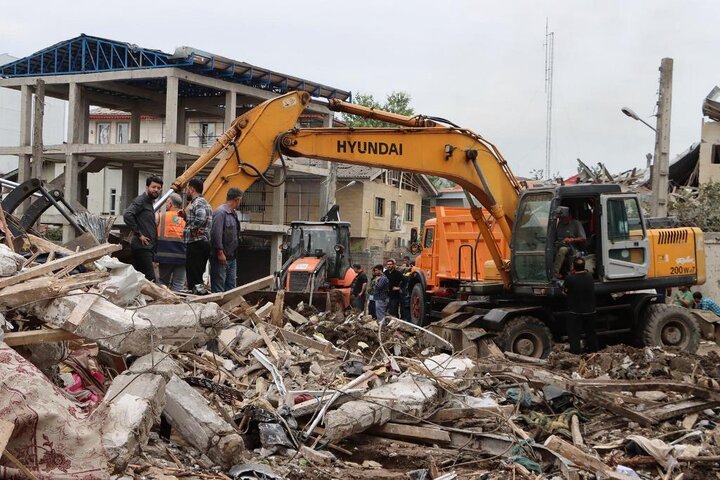 عملیات آواربرداری حمله تروریستی رژیم صهیونیستی به آستانه‌اشرفیه ادامه دارد