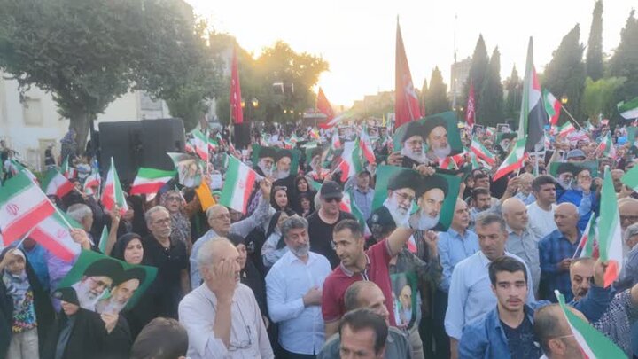 فیلم| تجمع بزرگ مردم شیراز در حمایت از عملیات بشارت فتح