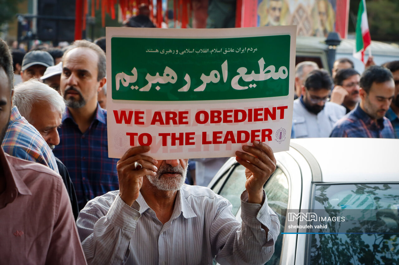 تشییع لالههای سرخ کرمان/ وداع مردم دیار سلیمانی با مدافعان اقتدار