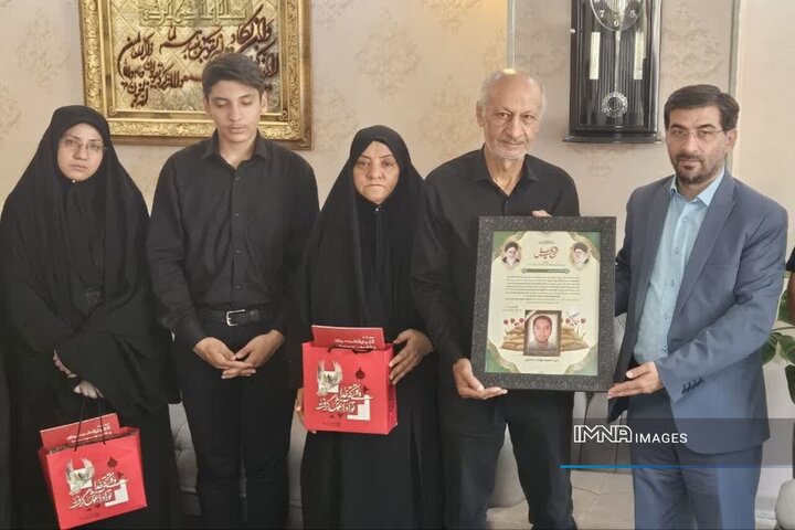 دیدار با خانواده‌های شهدا رسالتی فرهنگی و انسانی است