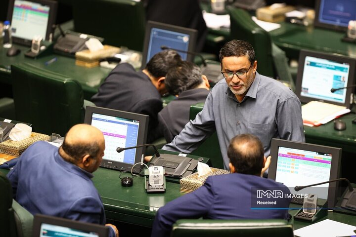 نماینده مهریز از پاسخهای وزیر آموزش و پرورش قانع شد