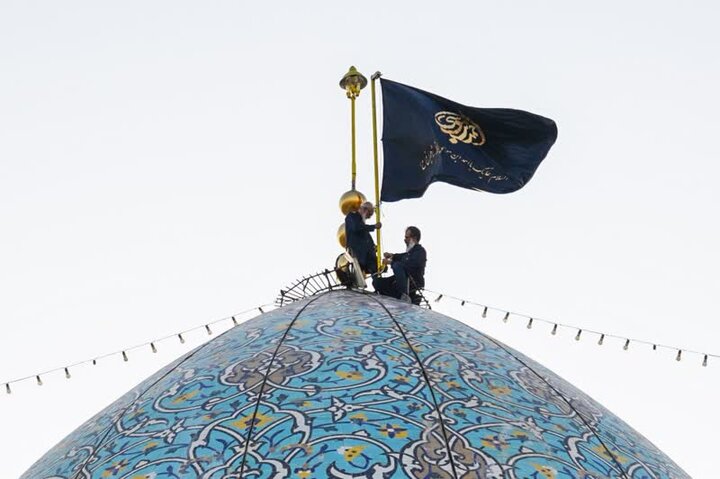 فیلم| اهتزاز پرچم عزای حسینی بر فراز گنبد حرم شاهچراغ (ع)