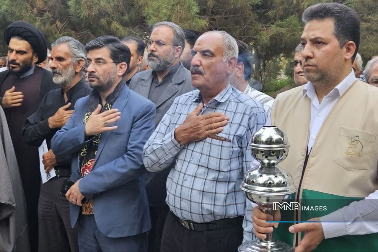 اهتزاز پرچم امام حسین (ع) در منطقه ۱۰ اصفهان