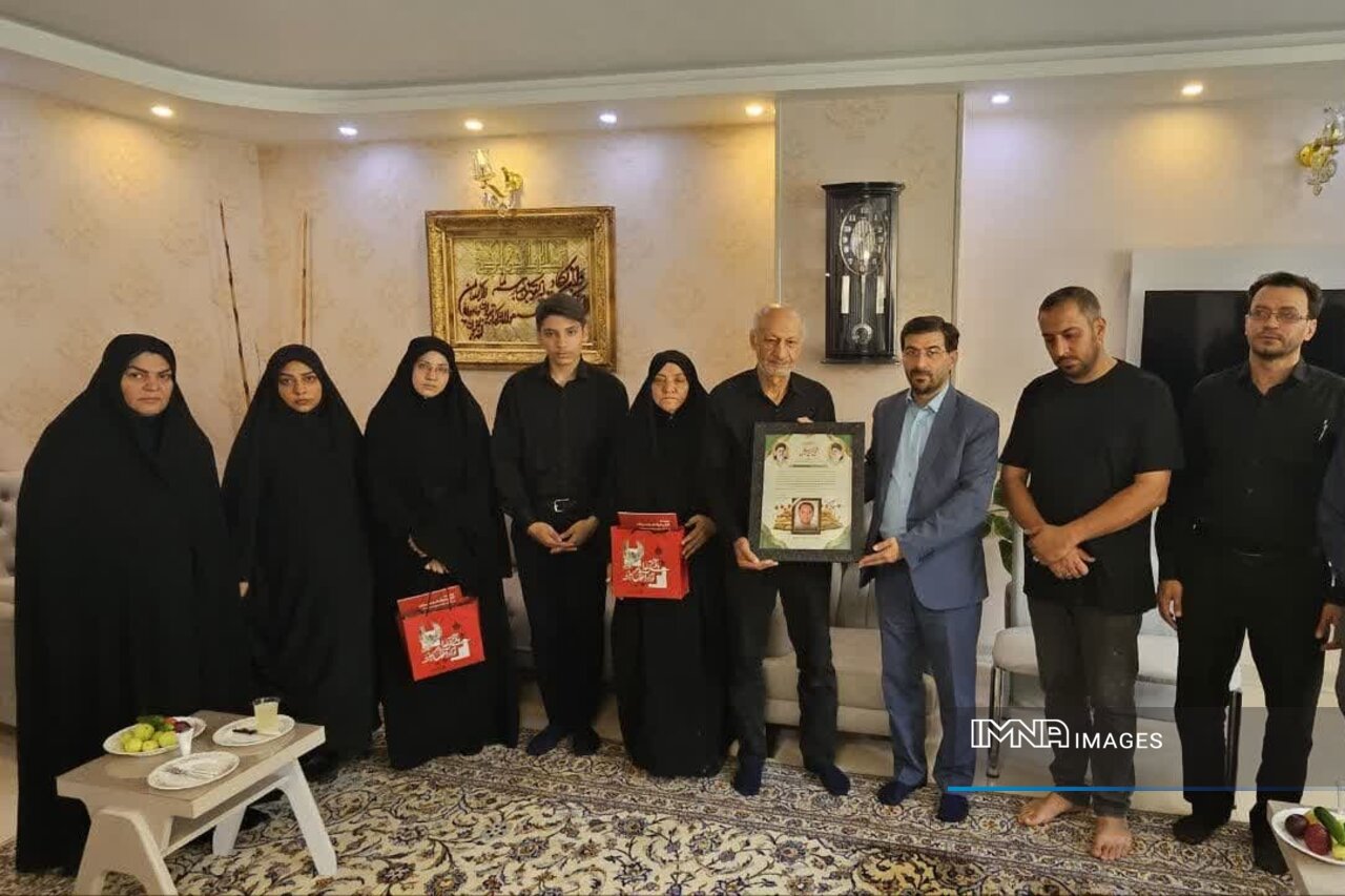 دیدار با خانوادههای شهدا رسالتی فرهنگی و انسانی است