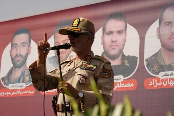 شهدا پرچمداران عزت ایران هستند / لرستان در خط مقدم مقابله با استکبار جهانی