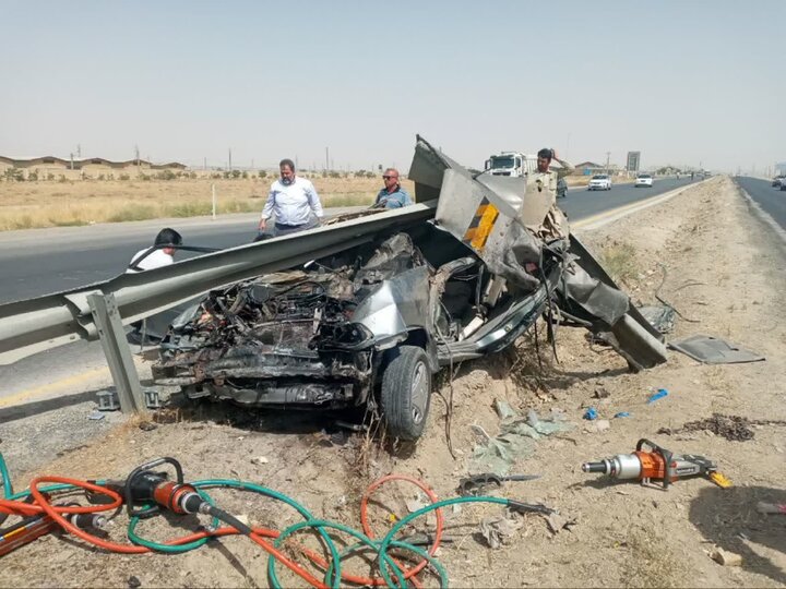 برخورد پراید با گاردریل یک فوتی بر جای گذاشت