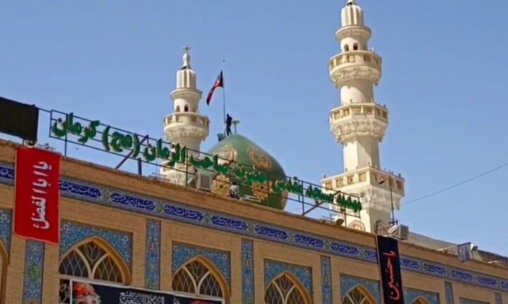 فیلم | برافراشتن پرچم مشکی یا صاحب‌الزمان(عج) در جوار مزار حاج قاسم