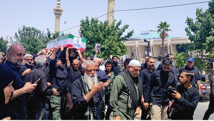 پیکر شهید صفاریان بر دستان مردم اصفهان تا گلستان شهدا بدرقه شد+ فیلم