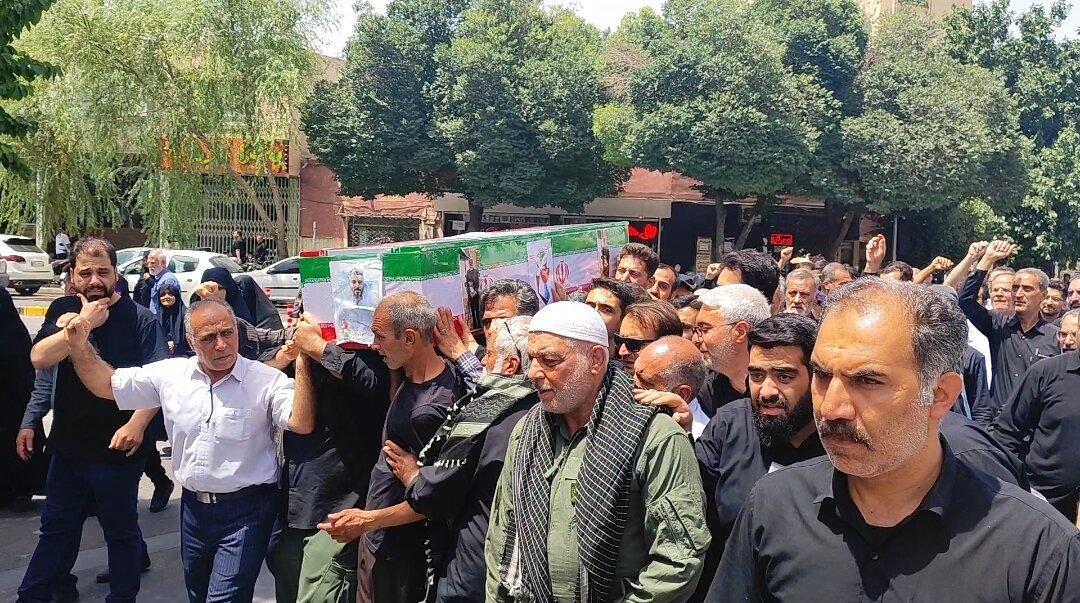 پیکر شهید صفاریان بر دستان مردم اصفهان تا گلستان شهدا بدرقه شد+ فیلم