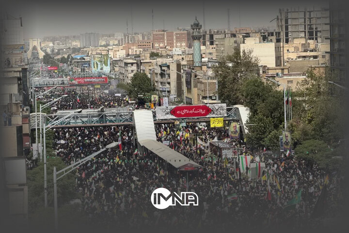 سیل جمعیت در نزدیکی میدان آزادی