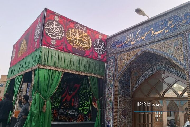 تخت‌فولاد کانون برگزاری مراسم عزاداری و حضور هیئت‌های مذهبی است