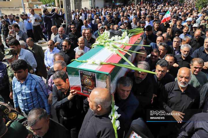 برای آنهایی که ایستادند تا ما قامت خم نکنیم