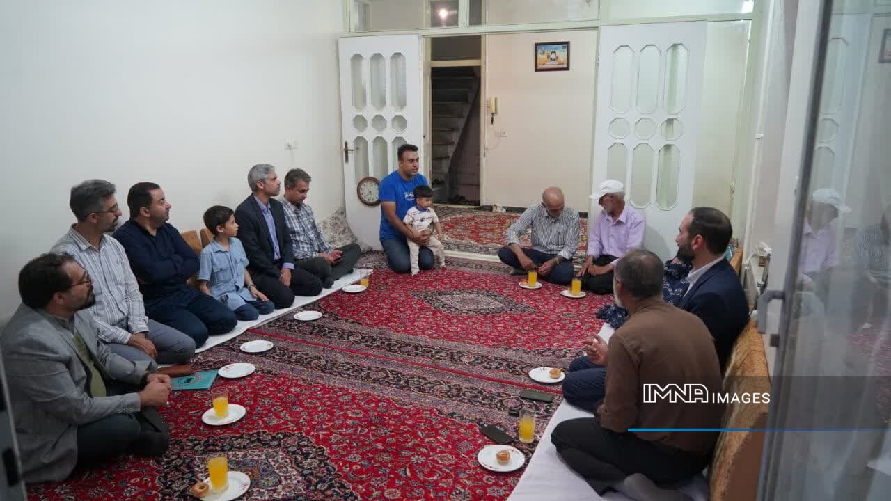 تجلیل و تکریم خانواده شهدا باید بهعنوان یک فرهنگ در جامعه نهادینه شود